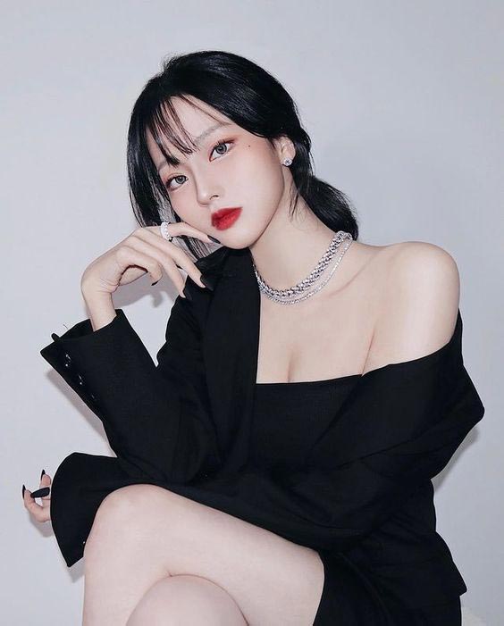 Thông tin cá nhân của Hương Tây